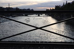 Retiro de la poste-cerradura del puente de la cerradura del amor con los mensajes del amor escritos en barreras plásticas fotos de archivo Retiro de la poste-cerradura del puente de la cerradura del amor con los mensajes del amor escritos en barreras plásticas fotos de archivo