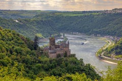Retranchez-vous Katz dans le paysage Allemagne de vallée de Goarshausen le Rhin de sankt images stock Retranchez-vous Katz dans le paysage Allemagne de vallée de Goarshausen le Rhin de sankt images stock