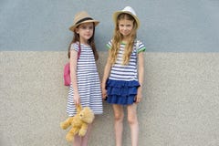 Retrato al aire libre del verano de dos amigas felices 7,8 años que llevan a cabo las manos fotografía de archivo libre de regalías Retrato al aire libre del verano de dos amigas felices 7,8 años que llevan a cabo las manos fotografía de archivo libre de regalías