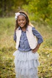Retrato al aire libre lindo de una niña afroamericana sonriente foto de archivo libre de regalías Retrato al aire libre lindo de una niña afroamericana sonriente foto de archivo libre de regalías