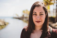 Retrato ascendente cercano de la mujer hispánica hermosa joven con sensual y del encanto cercano a la playa fotografía de archivo libre de regalías Retrato ascendente cercano de la mujer hispánica hermosa joven con sensual y del encanto cercano a la playa fotografía de archivo libre de regalías
