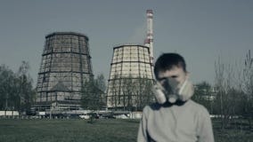 Retrato ascendente cercano de la máscara de la contaminación del muchacho que lleva joven contra las chimeneas de la fábrica Conc almacen de metraje de vídeo Retrato ascendente cercano de la máscara de la contaminación del muchacho que lleva joven contra las chimeneas de la fábrica Conc almacen de metraje de vídeo