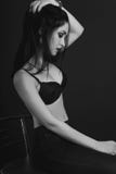 Retrato blanco y negro dramático de una muchacha delgada hermosa imagenes de archivo Retrato blanco y negro dramático de una muchacha delgada hermosa imagenes de archivo