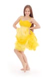 Retrato completo do corpo da jovem mulher no vestido amarelo Foto de Stock Retrato completo do corpo da jovem mulher no vestido amarelo Foto de Stock