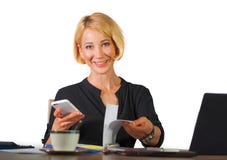 Retrato corporativo de la oficina del trabajo hermoso y feliz joven de la mujer de negocios relajado en la sonrisa del escritorio imagen de archivo libre de regalías Retrato corporativo de la oficina del trabajo hermoso y feliz joven de la mujer de negocios relajado en la sonrisa del escritorio imagen de archivo libre de regalías