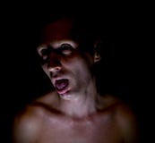 Retrato cômico escuro à moda do homem caucasiano adulto que sorri como louco e cola para fora sua língua fotos de stock Retrato cômico escuro à moda do homem caucasiano adulto que sorri como louco e cola para fora sua língua fotos de stock