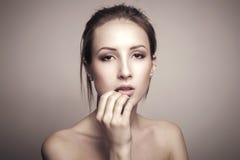 Retrato da beleza da jovem mulher bonita que toca em sua cara fotografia de stock Retrato da beleza da jovem mulher bonita que toca em sua cara fotografia de stock