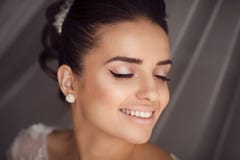 Retrato da beleza da noiva nova Composição e penteado perfeitos imagem de stock Retrato da beleza da noiva nova Composição e penteado perfeitos imagem de stock