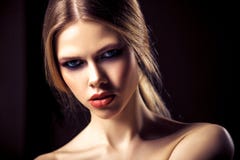 Retrato da beleza da jovem mulher atrativa com a cara bonita da pele limpa fotografia de stock royalty free Retrato da beleza da jovem mulher atrativa com a cara bonita da pele limpa fotografia de stock royalty free