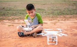 Retrato da criança com zangão do quadcopter fora fotografia de stock royalty free Retrato da criança com zangão do quadcopter fora fotografia de stock royalty free