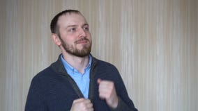 Retrato da dança farpada do homem contra a parede cinzenta com sorriso, bom humor de júbilo filme Retrato da dança farpada do homem contra a parede cinzenta com sorriso, bom humor de júbilo filme