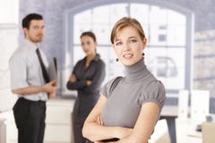 Retrato da equipe nova do negócio no escritório foto de stock royalty free Retrato da equipe nova do negócio no escritório foto de stock royalty free