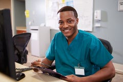 Retrato da estação masculina de Working At Nurses da enfermeira imagem de stock Retrato da estação masculina de Working At Nurses da enfermeira imagem de stock