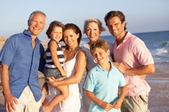 Retrato da família de três gerações na praia imagem de stock Retrato da família de três gerações na praia imagem de stock