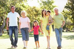 Retrato da família que aprecia a caminhada no parque foto de stock Retrato da família que aprecia a caminhada no parque foto de stock