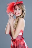 Retrato da forma da mulher no chapéu vermelho do vintage com penas Fotos de Stock Retrato da forma da mulher no chapéu vermelho do vintage com penas Fotos de Stock