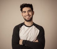 Retrato da forma do levantamento viril novo atrativo do modelo do homem feliz e 'sexy' para a c?mera imagens de stock Retrato da forma do levantamento viril novo atrativo do modelo do homem feliz e 'sexy' para a c?mera imagens de stock