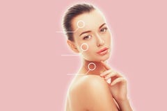Retrato da jovem mulher bonita com a pele limpa perfeita isolada no fundo cor-de-rosa Povos da forma do tratamento do bem-estar d fotografia de stock royalty free Retrato da jovem mulher bonita com a pele limpa perfeita isolada no fundo cor-de-rosa Povos da forma do tratamento do bem-estar d fotografia de stock royalty free