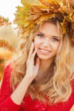 Retrato da jovem mulher bonita no parque do outono imagens de stock royalty free Retrato da jovem mulher bonita no parque do outono imagens de stock royalty free
