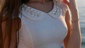 Retrato da jovem mulher bonita no vestido branco pelo mar video estoque Retrato da jovem mulher bonita no vestido branco pelo mar video estoque