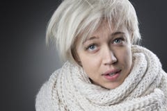 Retrato da menina atrativa em acessórios do inverno fotos de stock Retrato da menina atrativa em acessórios do inverno fotos de stock