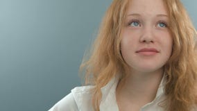 Retrato da mulher atrativa da menina do divertimento com video estoque Retrato da mulher atrativa da menina do divertimento com video estoque