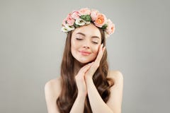 Retrato da mulher bonito Modelo bonito com pele clara, cabelo longo e flores Abrandamento, aromaterapia foto de stock royalty free Retrato da mulher bonito Modelo bonito com pele clara, cabelo longo e flores Abrandamento, aromaterapia foto de stock royalty free
