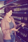 Retrato da mulher feliz que compra uma cerveja imagem de stock Retrato da mulher feliz que compra uma cerveja imagem de stock