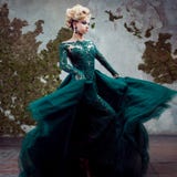 Retrato da mulher loura atrativa nova em um vestido verde bonito Fundo Textured, interior Penteado luxuoso fotografia de stock royalty free Retrato da mulher loura atrativa nova em um vestido verde bonito Fundo Textured, interior Penteado luxuoso fotografia de stock royalty free