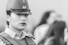 Retrato da mulher da polícia de Carabinero em ruas do Santiago durante o dia 8M das mulheres em Santiago de Chile imagens de stock royalty free Retrato da mulher da polícia de Carabinero em ruas do Santiago durante o dia 8M das mulheres em Santiago de Chile imagens de stock royalty free