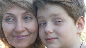 Retrato da mãe de meia idade adulta e de seu filho adolescente vídeos de arquivo Retrato da mãe de meia idade adulta e de seu filho adolescente vídeos de arquivo