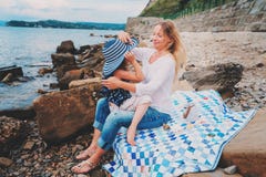 Retrato da mãe feliz e da filha que passam o tempo junto na praia em férias de verão Família feliz que viaja, humor acolhedor Fotos de Stock Retrato da mãe feliz e da filha que passam o tempo junto na praia em férias de verão Família feliz que viaja, humor acolhedor Fotos de Stock