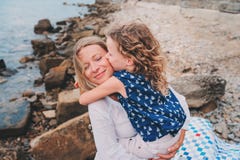 Retrato da mãe feliz e da filha que passam o tempo junto na praia em férias de verão Família feliz que viaja, humor acolhedor Foto de Stock Royalty Free Retrato da mãe feliz e da filha que passam o tempo junto na praia em férias de verão Família feliz que viaja, humor acolhedor Foto de Stock Royalty Free