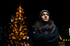 Retrato da noite de um sentimento triste da mulher sozinho e deprimido no inverno Depressão do inverno e conceito da solidão imagens de stock royalty free Retrato da noite de um sentimento triste da mulher sozinho e deprimido no inverno Depressão do inverno e conceito da solidão imagens de stock royalty free