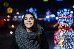 Retrato da noite de uma mulher moreno bonita que sorri apreciando o inverno no parque Alegria do inverno Feriados de inverno Emoç fotos de stock Retrato da noite de uma mulher moreno bonita que sorri apreciando o inverno no parque Alegria do inverno Feriados de inverno Emoç fotos de stock