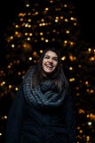 Retrato da noite de uma mulher moreno bonita que sorri apreciando o inverno no parque Alegria do inverno Feriados de inverno Emoç foto de stock Retrato da noite de uma mulher moreno bonita que sorri apreciando o inverno no parque Alegria do inverno Feriados de inverno Emoç foto de stock