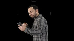 Retrato de chating video consider?vel bem sucedido do homem novo, Alpha Channel vídeos de arquivo Retrato de chating video consider?vel bem sucedido do homem novo, Alpha Channel vídeos de arquivo