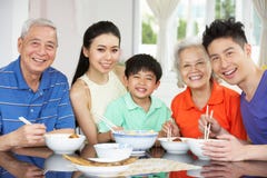 Retrato de comer chinês Multi-Generation da família foto de stock Retrato de comer chinês Multi-Generation da família foto de stock