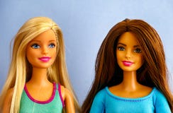 Retrato De Dos Muñecas De Barbie Contra Fondo Azul Imagen editorial - Imagen de contra, muñecas: 138912635