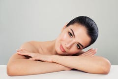 Retrato de la belleza del balneario Niza del modelo del balneario de la mujer con la piel sana fotografía de archivo Retrato de la belleza del balneario Niza del modelo del balneario de la mujer con la piel sana fotografía de archivo