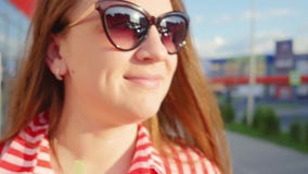 Retrato de la chica joven en vestido rojo en verano Muchacha que bebe de la paja Ci?rrese encima de tiro almacen de metraje de vídeo Retrato de la chica joven en vestido rojo en verano Muchacha que bebe de la paja Ci?rrese encima de tiro almacen de metraje de vídeo