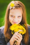 Retrato de la chica joven sonriente que sostiene el ramo de flores en Han fotografía de archivo libre de regalías Retrato de la chica joven sonriente que sostiene el ramo de flores en Han fotografía de archivo libre de regalías