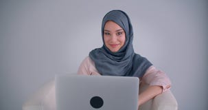 Retrato de la empresaria musulm?n en relojes del hijab en c?mara con sonrisa bonita y feliz almacen de metraje de vídeo Retrato de la empresaria musulm?n en relojes del hijab en c?mara con sonrisa bonita y feliz almacen de metraje de vídeo