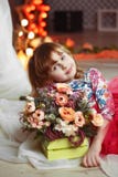 Retrato de la estrella hermosa de los medios de la niña con las luces en fondo fotos de archivo Retrato de la estrella hermosa de los medios de la niña con las luces en fondo fotos de archivo