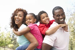 Retrato de la familia feliz en parque imagen de archivo libre de regalías Retrato de la familia feliz en parque imagen de archivo libre de regalías