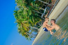 Retrato de la felicidad en agua tropical: el padre barbudo lanza el suyo foto de archivo libre de regalías Retrato de la felicidad en agua tropical: el padre barbudo lanza el suyo foto de archivo libre de regalías