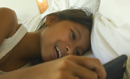 Retrato de la forma de vida del niño femenino dulce, de una chica joven feliz y hermosa que se divierte que juega al juego de Int imagenes de archivo Retrato de la forma de vida del niño femenino dulce, de una chica joven feliz y hermosa que se divierte que juega al juego de Int imagenes de archivo