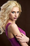 Retrato de la foto rubia joven hermosa de la moda de la muchacha imagen de archivo Retrato de la foto rubia joven hermosa de la moda de la muchacha imagen de archivo