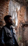 Retrato de la moda del individuo barbudo en el frente del viejo buildingTAKI RAJBARI fotografía de archivo Retrato de la moda del individuo barbudo en el frente del viejo buildingTAKI RAJBARI fotografía de archivo