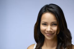 Retrato de la muchacha asiática que mira la cámara y la sonrisa imagen de archivo Retrato de la muchacha asiática que mira la cámara y la sonrisa imagen de archivo